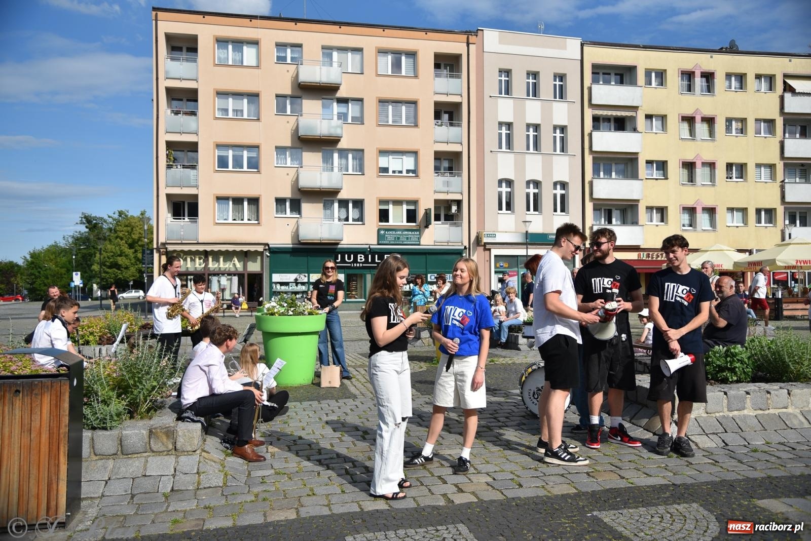 Zdjęcie w galerii na portalu naszraciborz.pl: Muzyczny flash mob na rynku w Raciborzu [FOTO i WIDEO] wiadomości z regionu