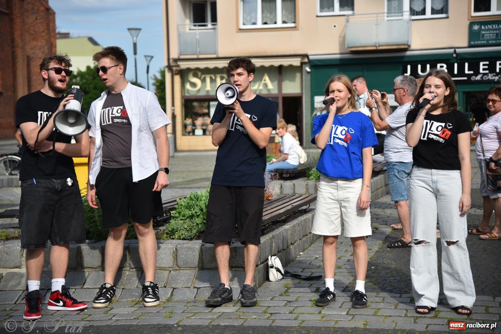 Zdjęcie w galerii na portalu naszraciborz.pl: Muzyczny flash mob na rynku w Raciborzu [FOTO i WIDEO] wiadomości z regionu