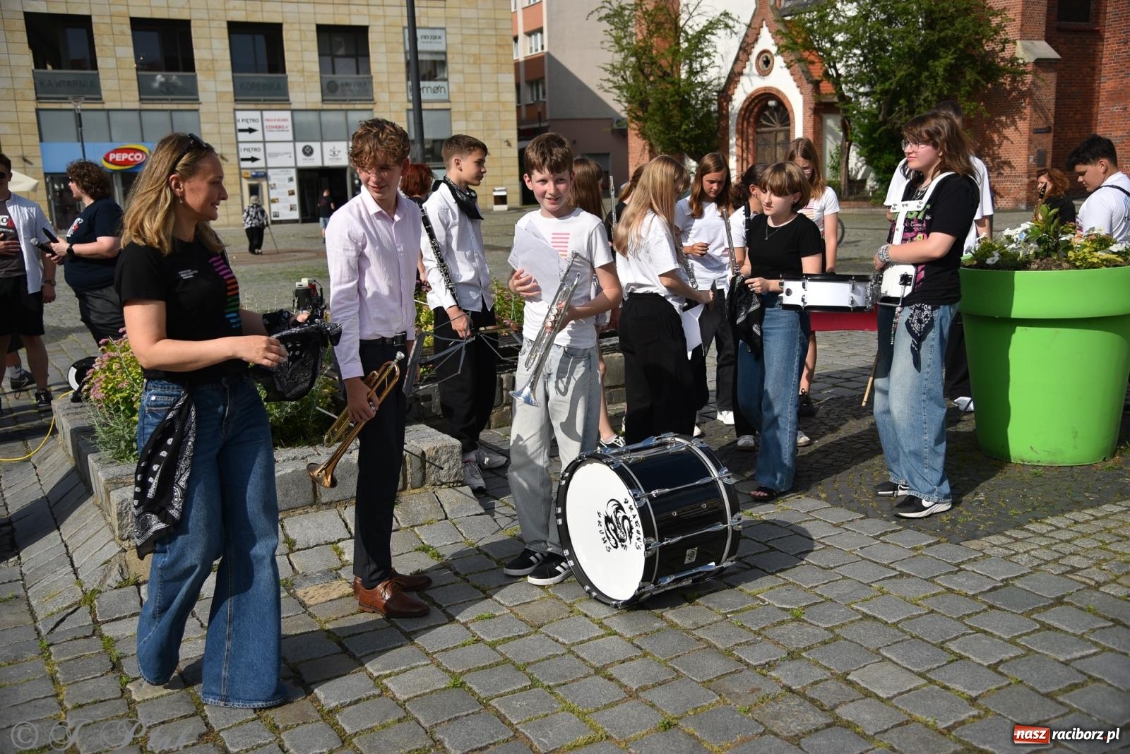 Zdjęcie w galerii na portalu naszraciborz.pl: Muzyczny flash mob na rynku w Raciborzu [FOTO i WIDEO] wiadomości z regionu