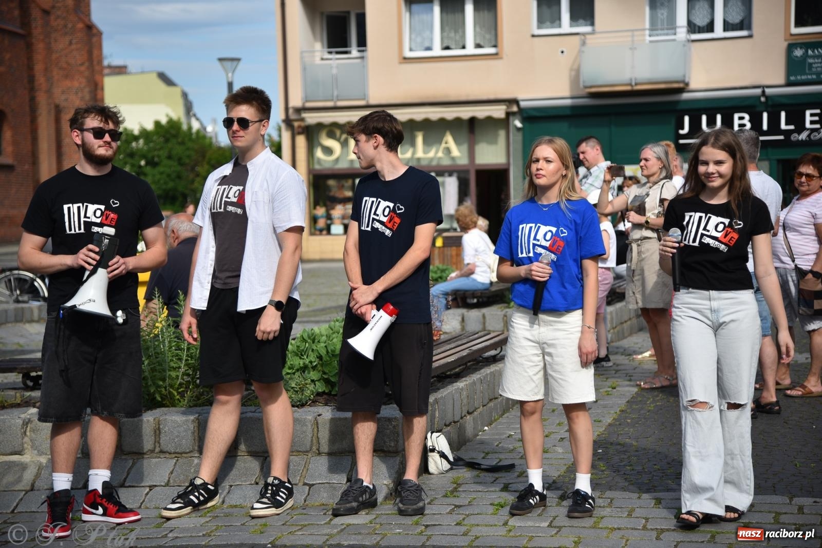Zdjęcie w galerii na portalu naszraciborz.pl: Muzyczny flash mob na rynku w Raciborzu [FOTO i WIDEO] wiadomości z regionu
