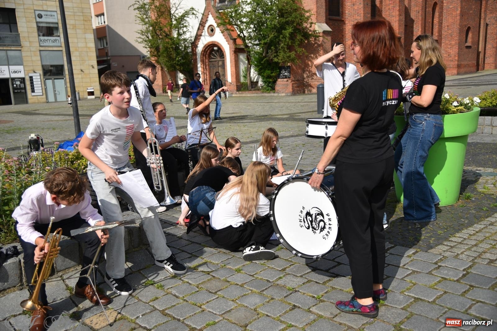 Zdjęcie w galerii na portalu naszraciborz.pl: Muzyczny flash mob na rynku w Raciborzu [FOTO i WIDEO] wiadomości z regionu