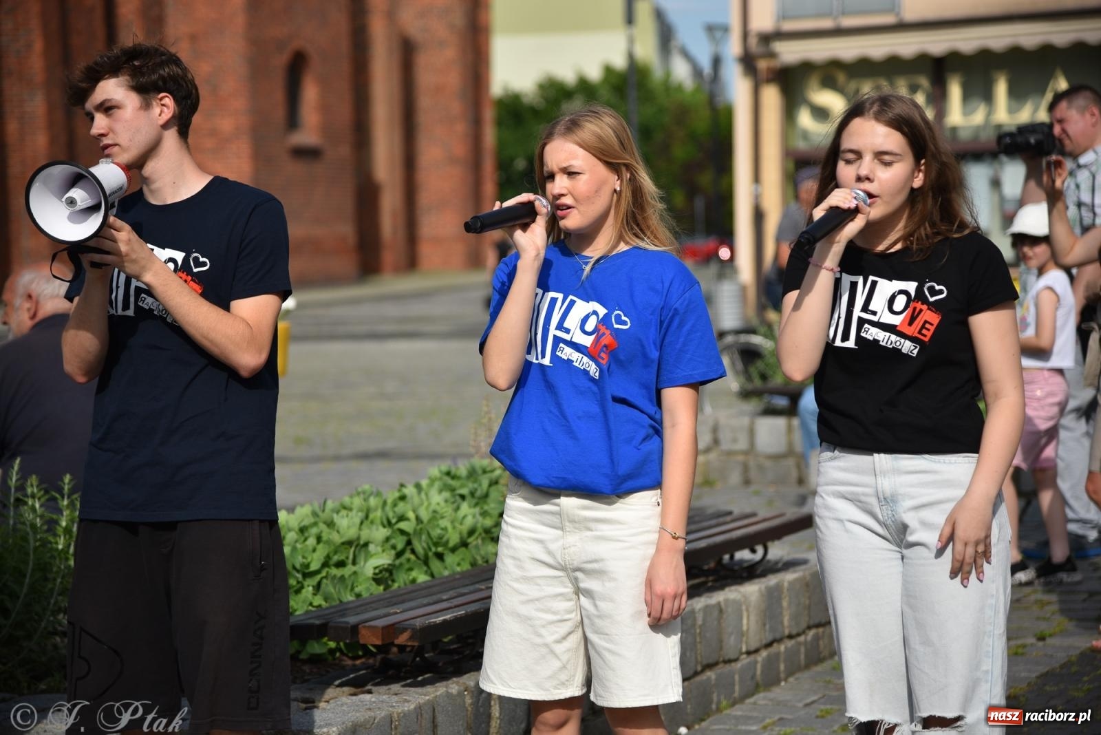 Zdjęcie w galerii na portalu naszraciborz.pl: Muzyczny flash mob na rynku w Raciborzu [FOTO i WIDEO] wiadomości z regionu