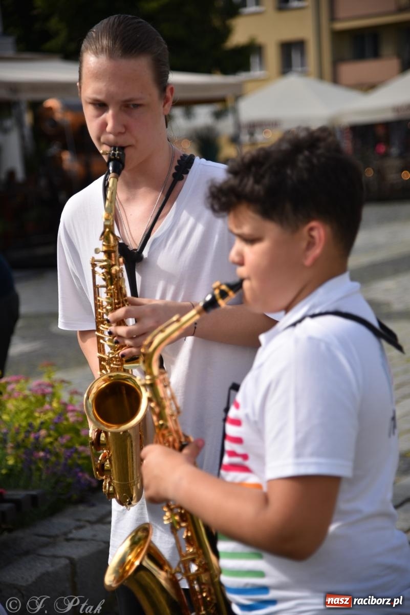 Zdjęcie w galerii na portalu naszraciborz.pl: Muzyczny flash mob na rynku w Raciborzu [FOTO i WIDEO] wiadomości z regionu