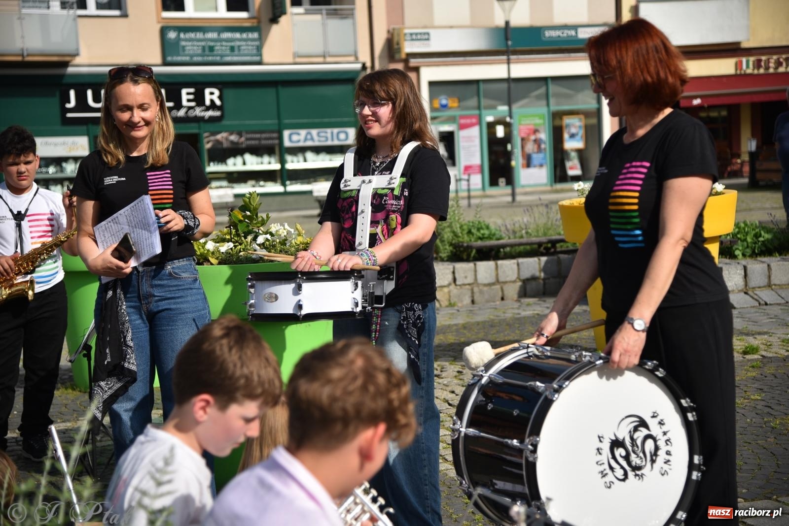 Zdjęcie w galerii na portalu naszraciborz.pl: Muzyczny flash mob na rynku w Raciborzu [FOTO i WIDEO] wiadomości z regionu