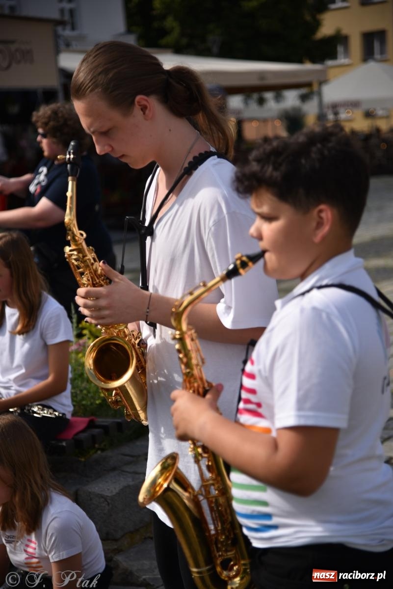 Zdjęcie w galerii na portalu naszraciborz.pl: Muzyczny flash mob na rynku w Raciborzu [FOTO i WIDEO] wiadomości z regionu