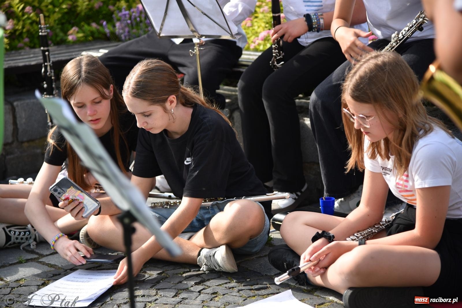 Zdjęcie w galerii na portalu naszraciborz.pl: Muzyczny flash mob na rynku w Raciborzu [FOTO i WIDEO] wiadomości z regionu