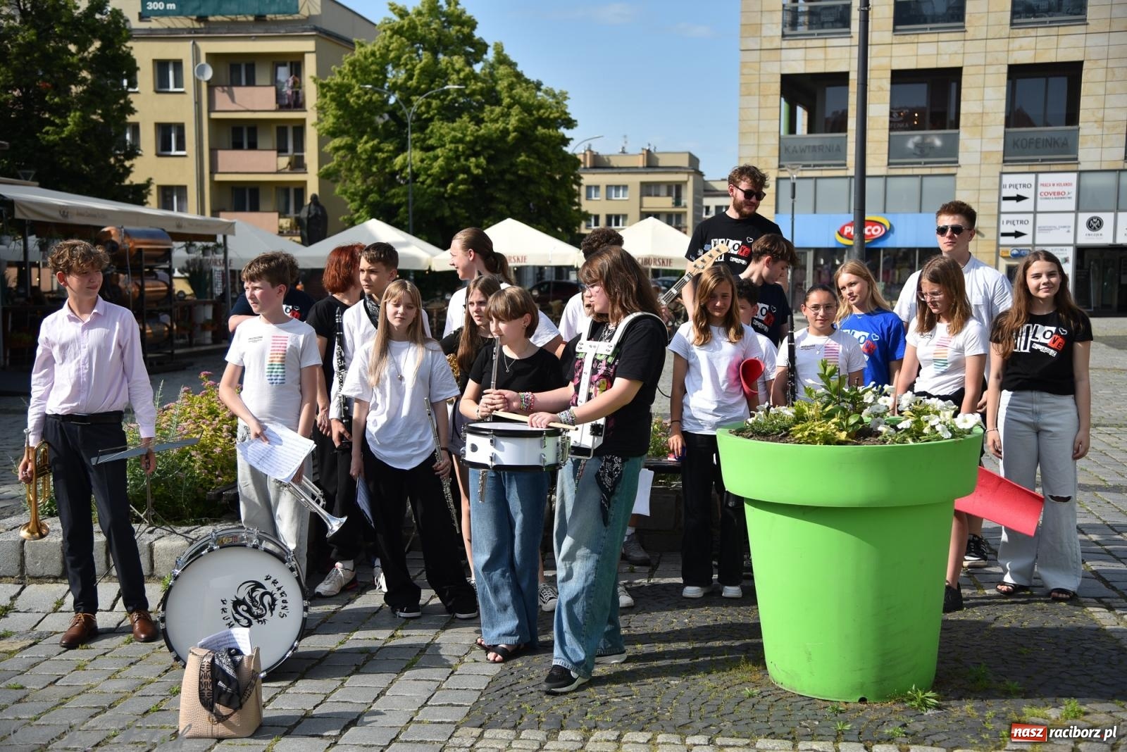 Zdjęcie w galerii na portalu naszraciborz.pl: Muzyczny flash mob na rynku w Raciborzu [FOTO i WIDEO] wiadomości z regionu