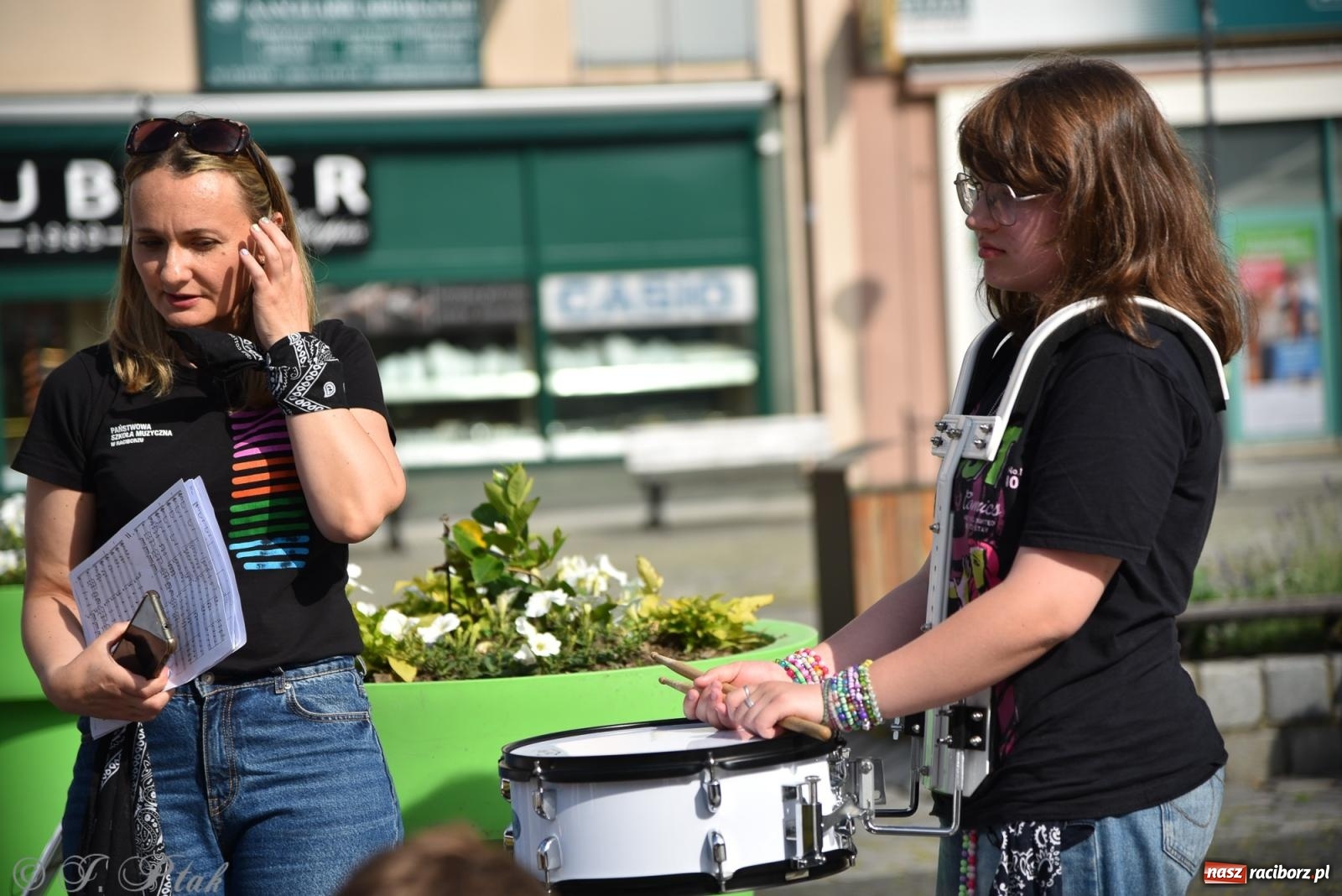 Zdjęcie w galerii na portalu naszraciborz.pl: Muzyczny flash mob na rynku w Raciborzu [FOTO i WIDEO] wiadomości z regionu
