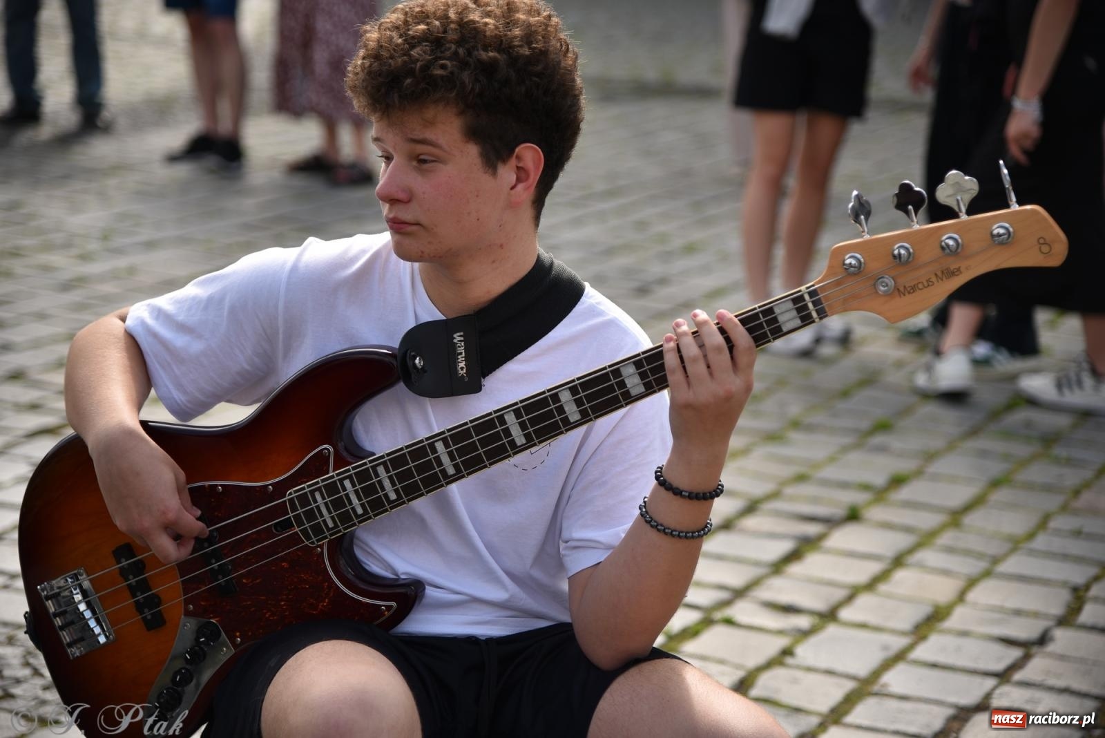 Zdjęcie w galerii na portalu naszraciborz.pl: Muzyczny flash mob na rynku w Raciborzu [FOTO i WIDEO] wiadomości z regionu