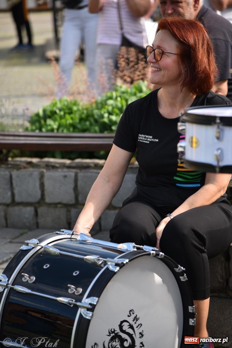 Zdjęcie w galerii na portalu naszraciborz.pl: Muzyczny flash mob na rynku w Raciborzu [FOTO i WIDEO] wiadomości z regionu