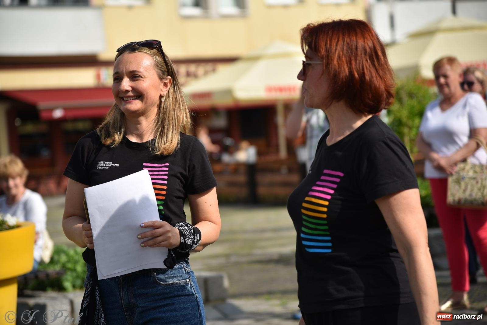 Zdjęcie w galerii na portalu naszraciborz.pl: Muzyczny flash mob na rynku w Raciborzu [FOTO i WIDEO] wiadomości z regionu