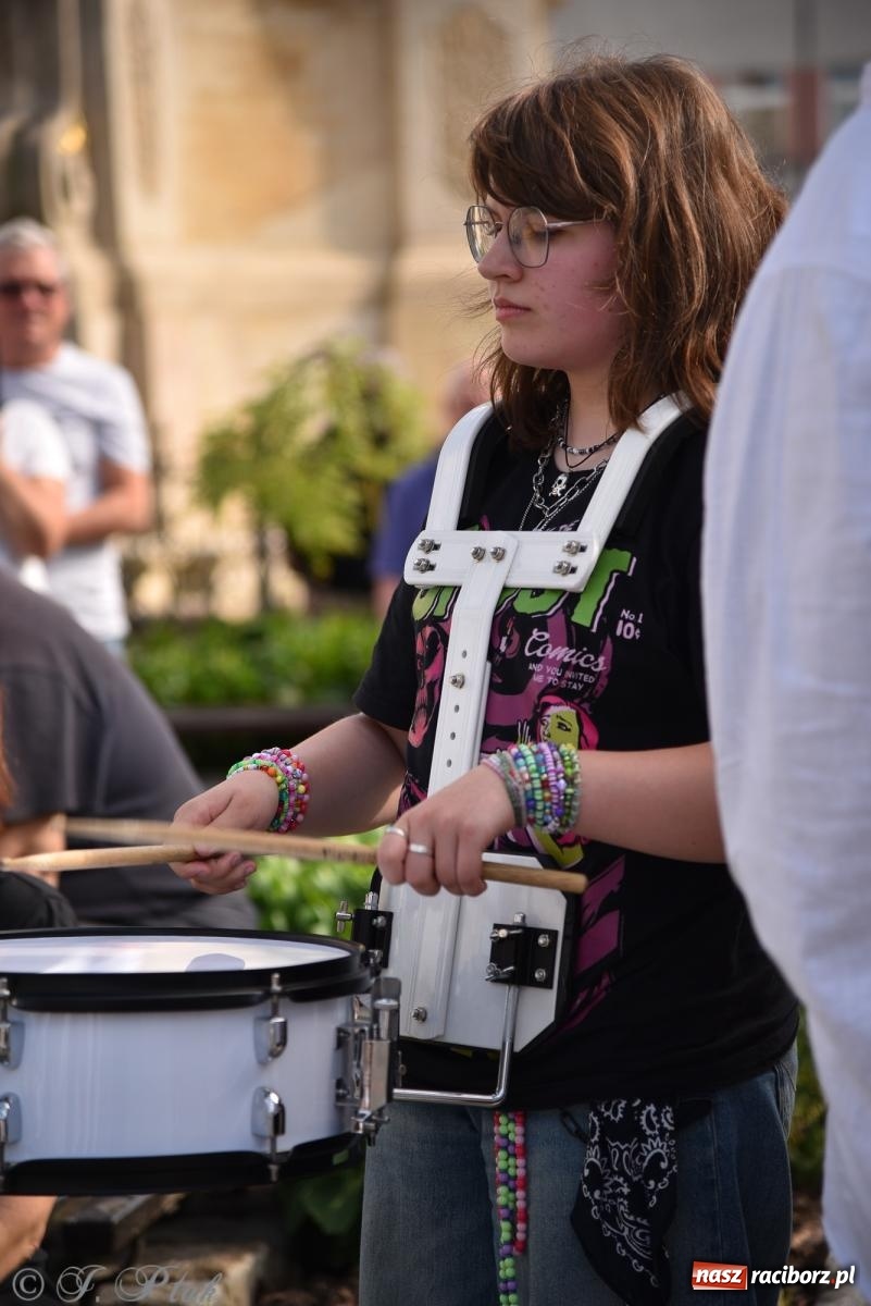 Zdjęcie w galerii na portalu naszraciborz.pl: Muzyczny flash mob na rynku w Raciborzu [FOTO i WIDEO] wiadomości z regionu
