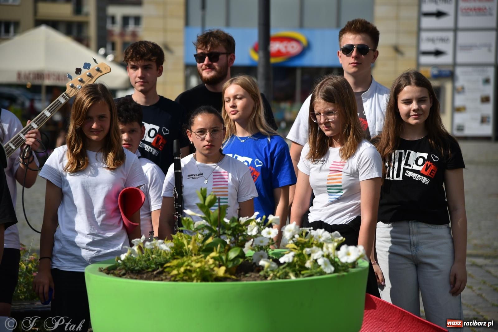Zdjęcie w galerii na portalu naszraciborz.pl: Muzyczny flash mob na rynku w Raciborzu [FOTO i WIDEO] wiadomości z regionu