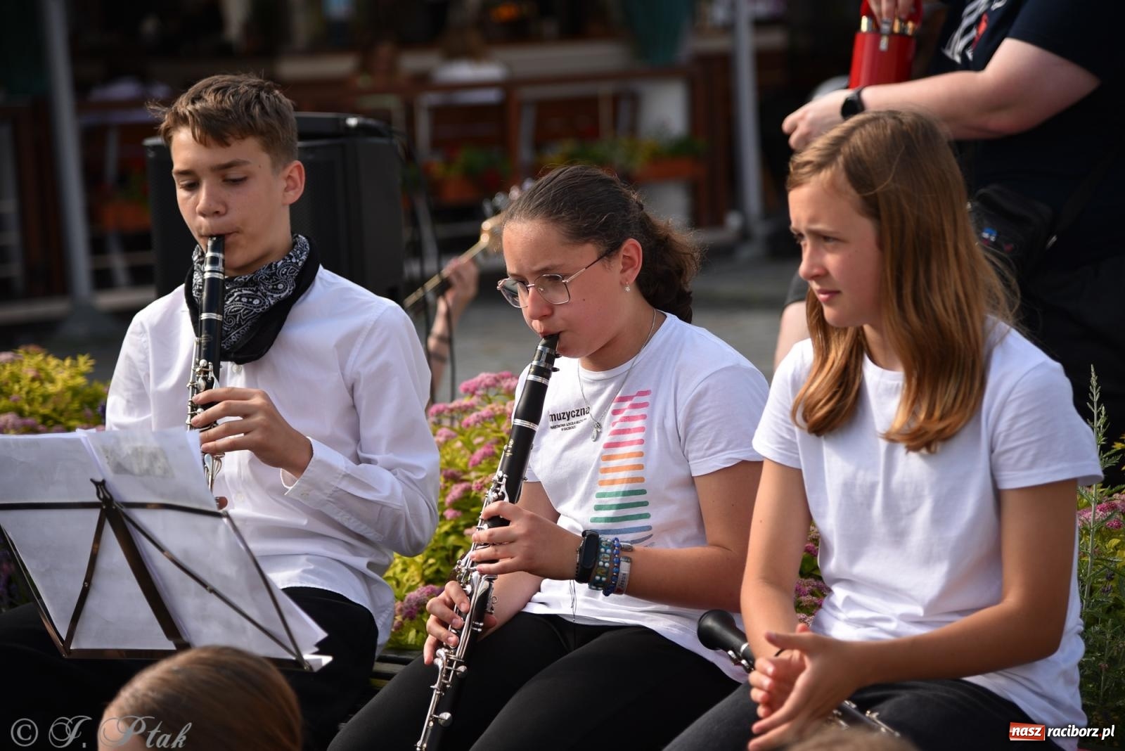 Zdjęcie w galerii na portalu naszraciborz.pl: Muzyczny flash mob na rynku w Raciborzu [FOTO i WIDEO] wiadomości z regionu