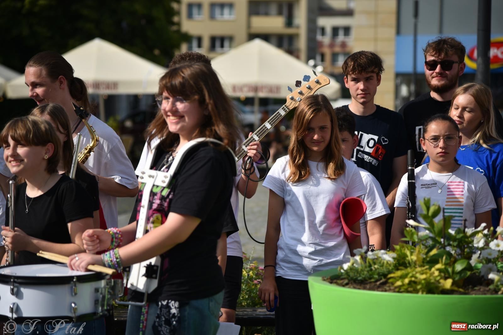 Zdjęcie w galerii na portalu naszraciborz.pl: Muzyczny flash mob na rynku w Raciborzu [FOTO i WIDEO] wiadomości z regionu