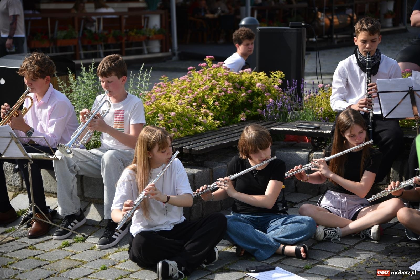 Zdjęcie w galerii na portalu naszraciborz.pl: Muzyczny flash mob na rynku w Raciborzu [FOTO i WIDEO] wiadomości z regionu