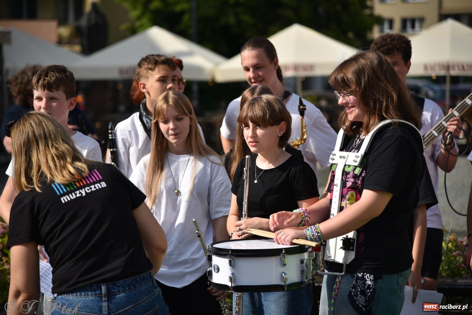 Zdjęcie w galerii na portalu naszraciborz.pl: Muzyczny flash mob na rynku w Raciborzu [FOTO i WIDEO] wiadomości z regionu