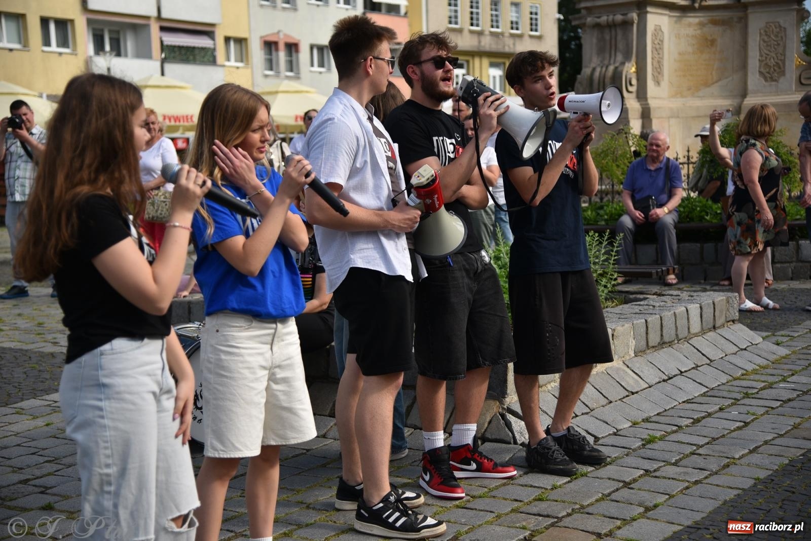 Zdjęcie w galerii na portalu naszraciborz.pl: Muzyczny flash mob na rynku w Raciborzu [FOTO i WIDEO] wiadomości z regionu