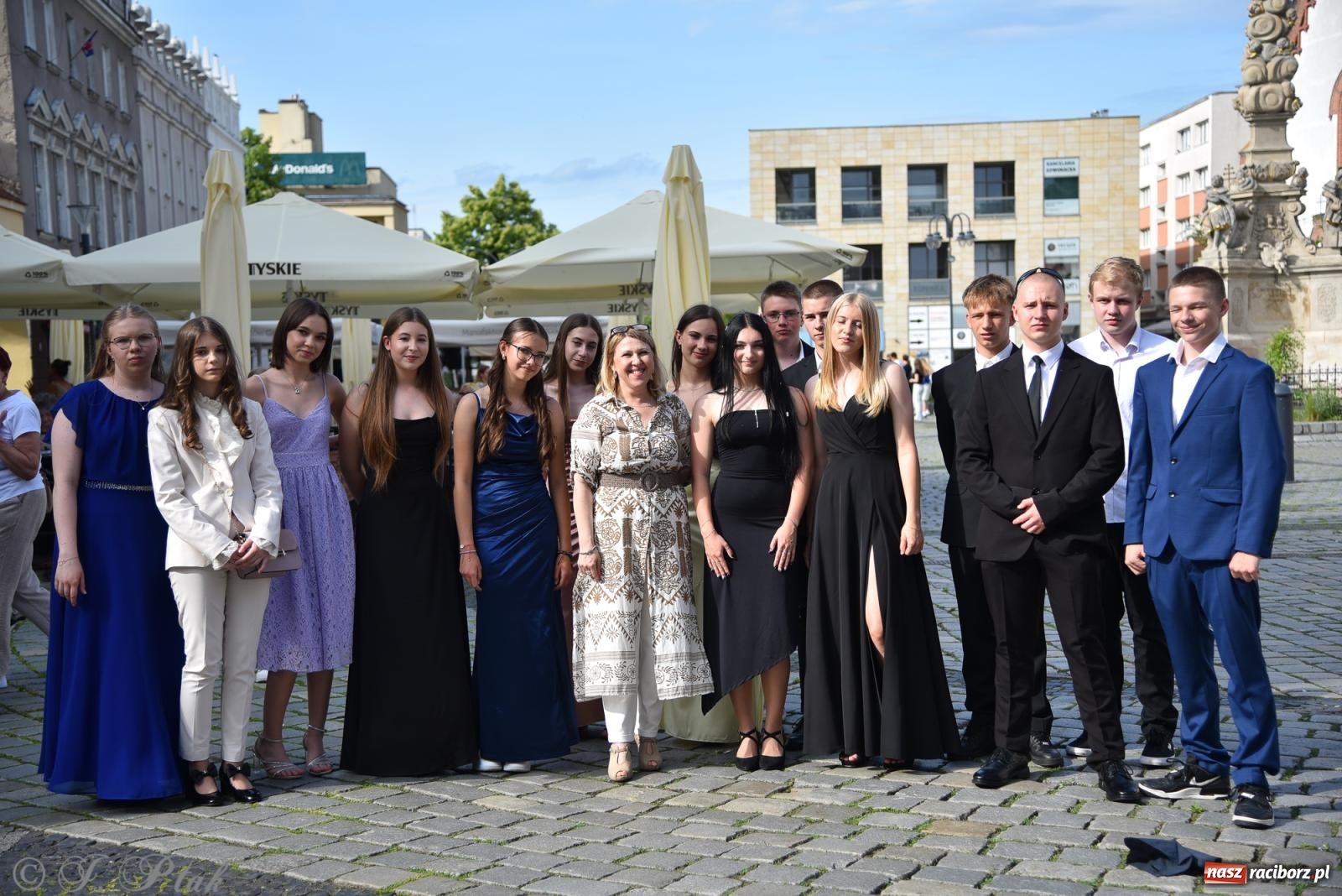 Zdjęcie w galerii na portalu naszraciborz.pl: Polonez ósmoklasistów z SP 18 na raciborskim rynku [FOTO i WIDEO] wiadomości z regionu