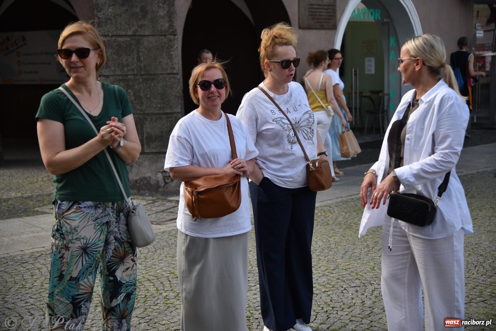 Zdjęcie w galerii na portalu naszraciborz.pl: Polonez ósmoklasistów z SP 18 na raciborskim rynku [FOTO i WIDEO] wiadomości z regionu
