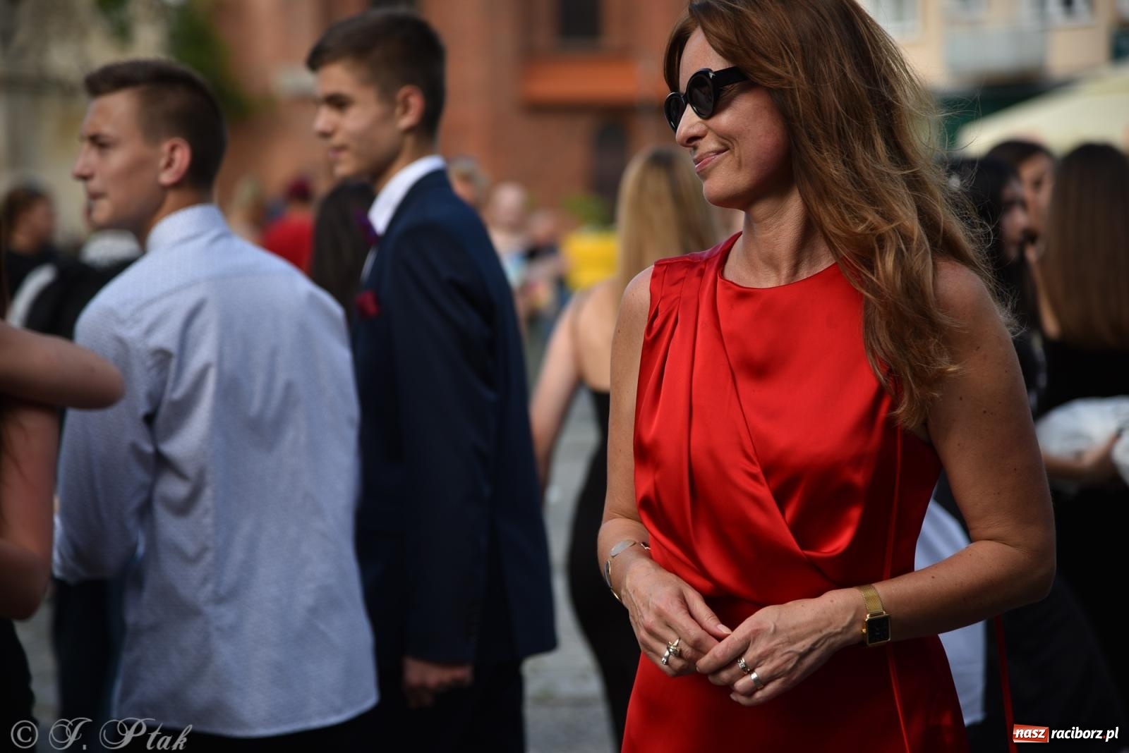 Zdjęcie w galerii na portalu naszraciborz.pl: Polonez ósmoklasistów z SP 18 na raciborskim rynku [FOTO i WIDEO] wiadomości z regionu