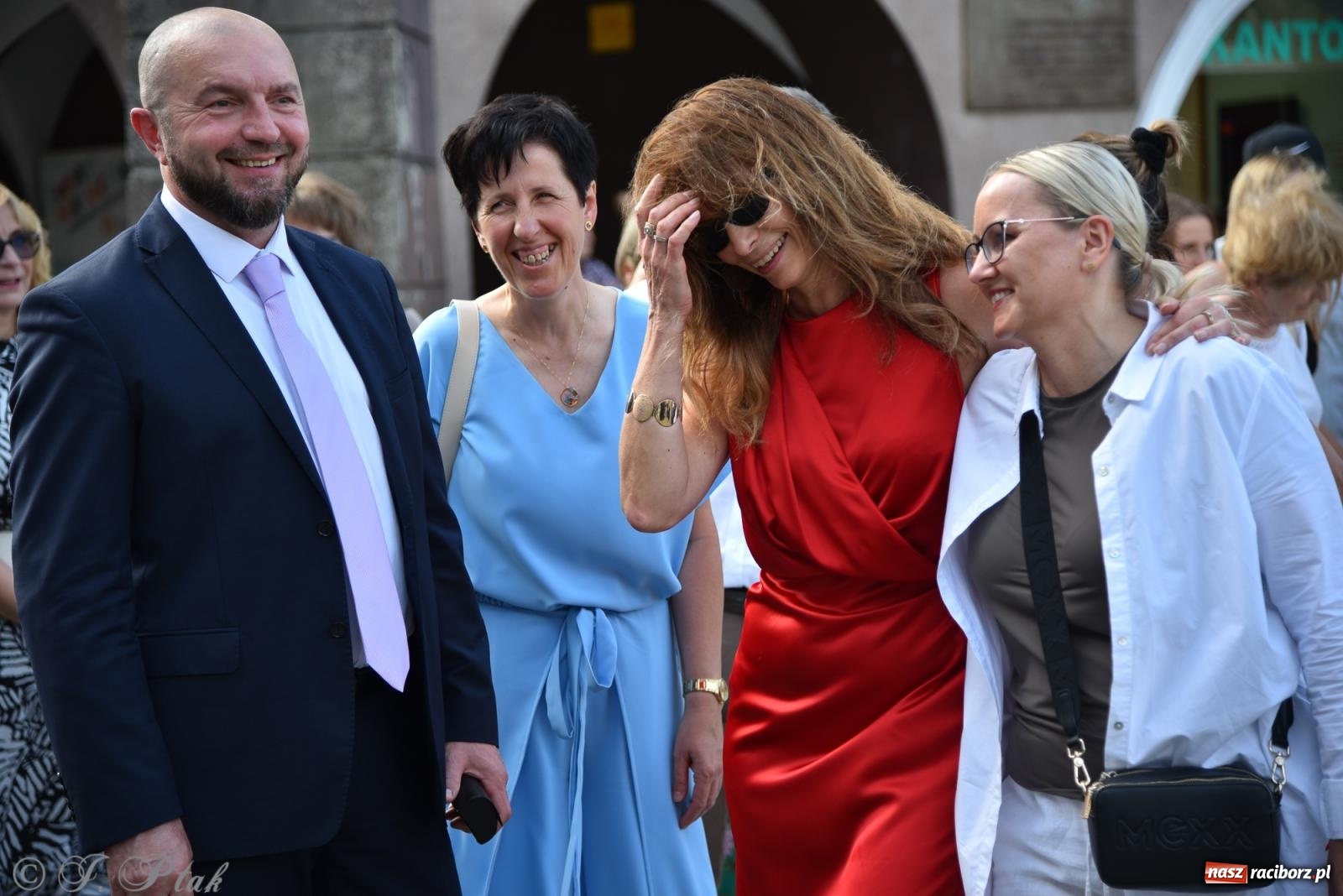 Zdjęcie w galerii na portalu naszraciborz.pl: Polonez ósmoklasistów z SP 18 na raciborskim rynku [FOTO i WIDEO] wiadomości z regionu