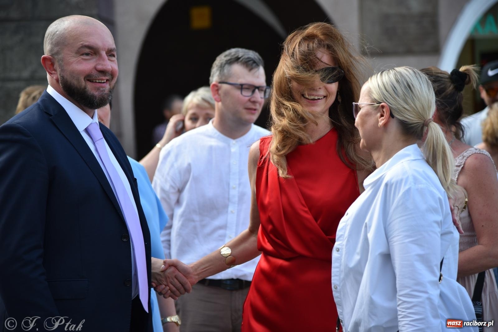 Zdjęcie w galerii na portalu naszraciborz.pl: Polonez ósmoklasistów z SP 18 na raciborskim rynku [FOTO i WIDEO] wiadomości z regionu