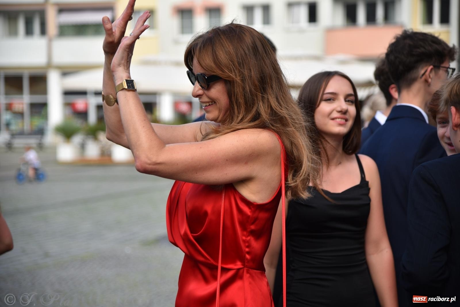 Zdjęcie w galerii na portalu naszraciborz.pl: Polonez ósmoklasistów z SP 18 na raciborskim rynku [FOTO i WIDEO] wiadomości z regionu