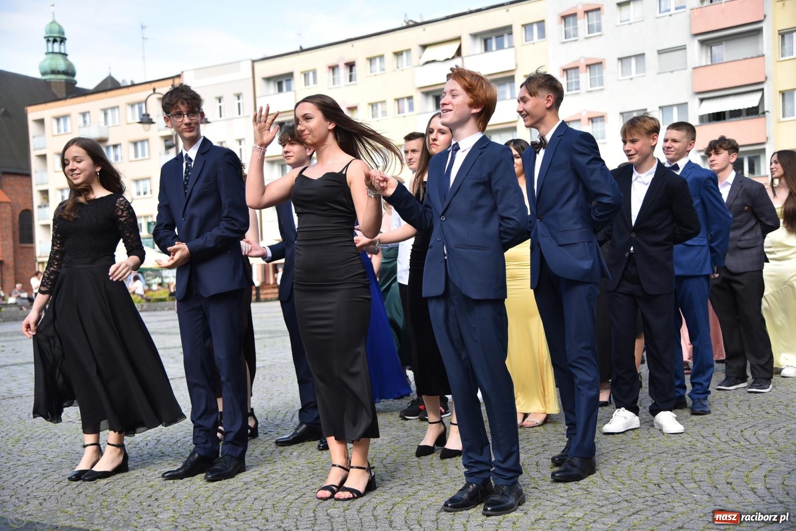 Zdjęcie w galerii na portalu naszraciborz.pl: Polonez ósmoklasistów z SP 18 na raciborskim rynku [FOTO i WIDEO] wiadomości z regionu