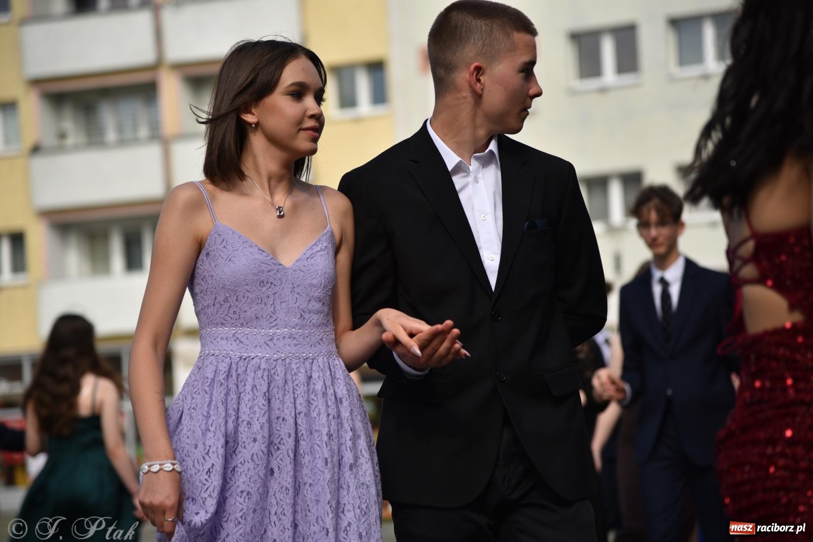 Zdjęcie w galerii na portalu naszraciborz.pl: Polonez ósmoklasistów z SP 18 na raciborskim rynku [FOTO i WIDEO] wiadomości z regionu