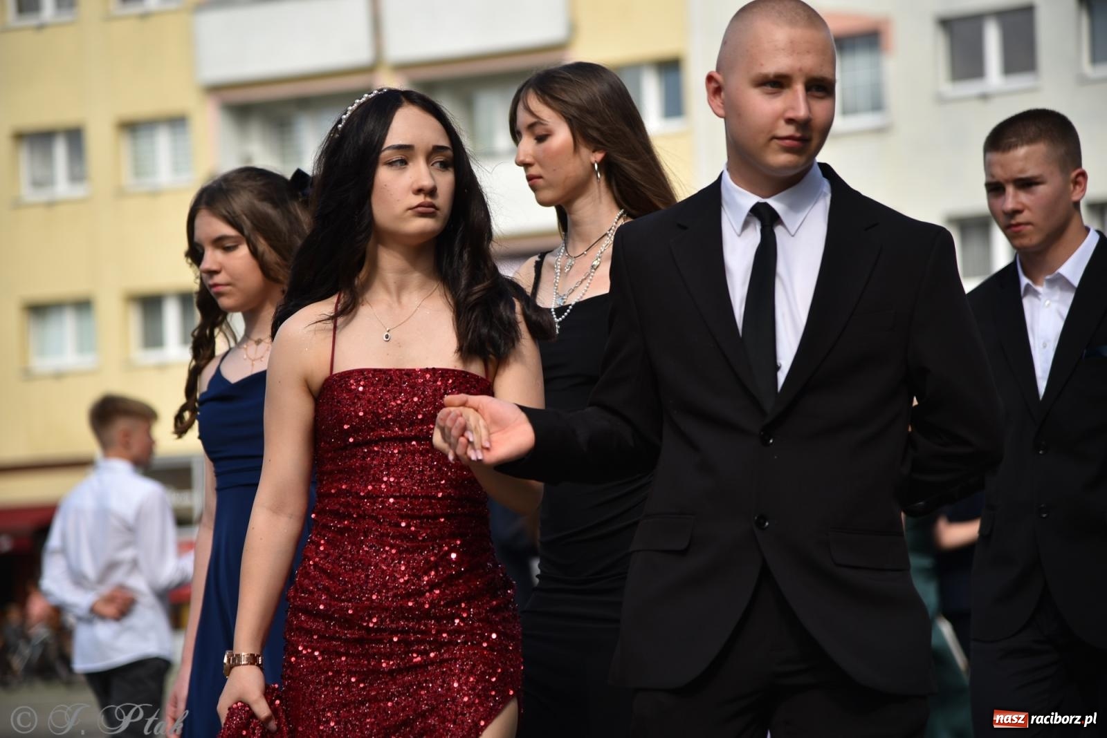 Zdjęcie w galerii na portalu naszraciborz.pl: Polonez ósmoklasistów z SP 18 na raciborskim rynku [FOTO i WIDEO] wiadomości z regionu