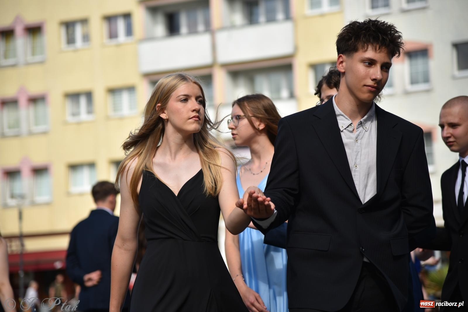 Zdjęcie w galerii na portalu naszraciborz.pl: Polonez ósmoklasistów z SP 18 na raciborskim rynku [FOTO i WIDEO] wiadomości z regionu