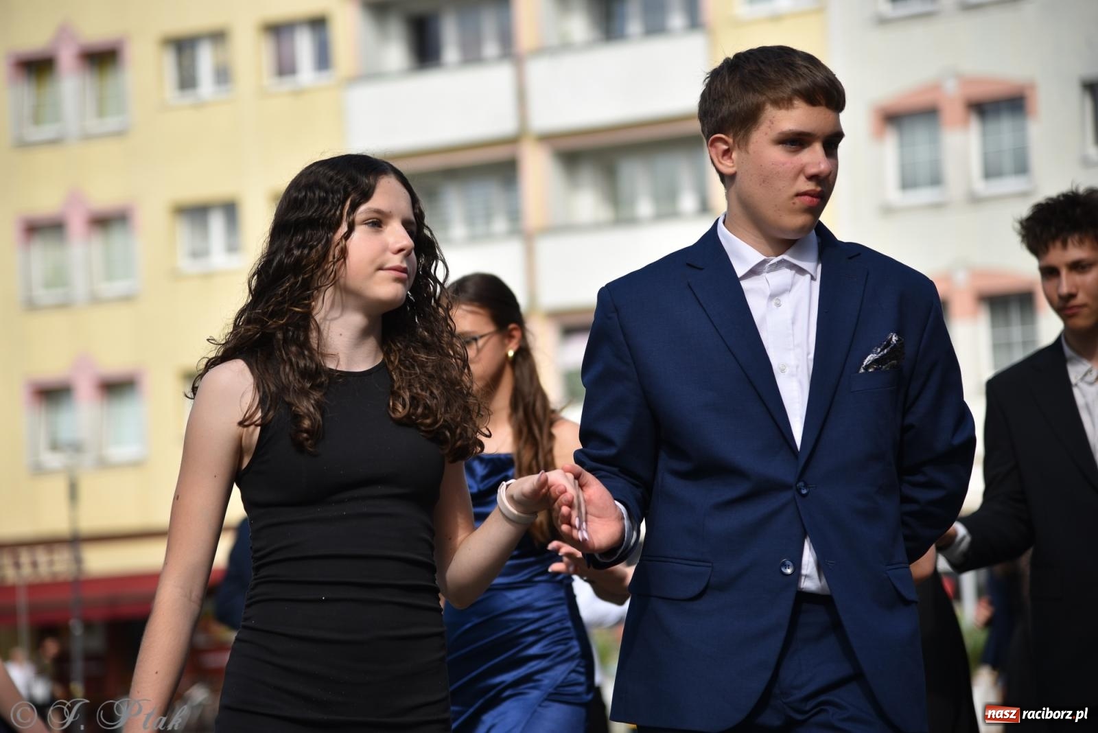 Zdjęcie w galerii na portalu naszraciborz.pl: Polonez ósmoklasistów z SP 18 na raciborskim rynku [FOTO i WIDEO] wiadomości z regionu