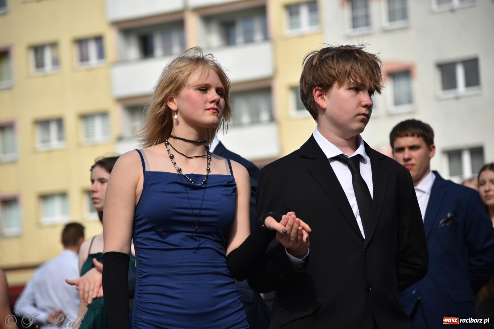 Zdjęcie w galerii na portalu naszraciborz.pl: Polonez ósmoklasistów z SP 18 na raciborskim rynku [FOTO i WIDEO] wiadomości z regionu