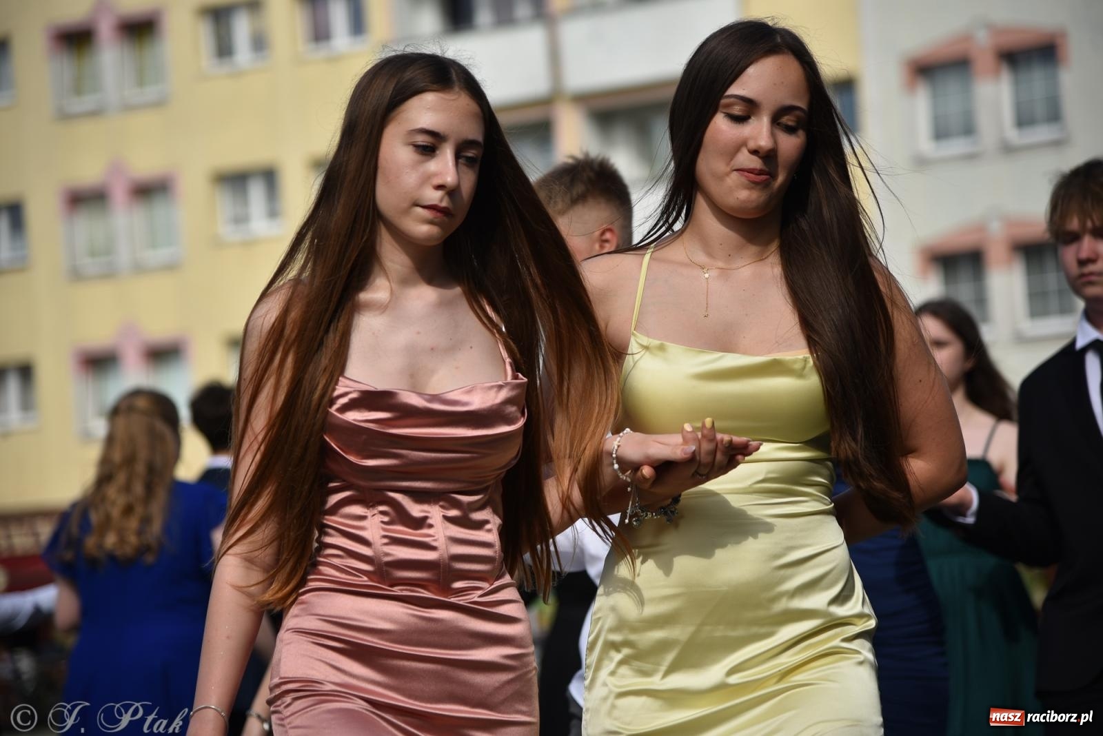 Zdjęcie w galerii na portalu naszraciborz.pl: Polonez ósmoklasistów z SP 18 na raciborskim rynku [FOTO i WIDEO] wiadomości z regionu