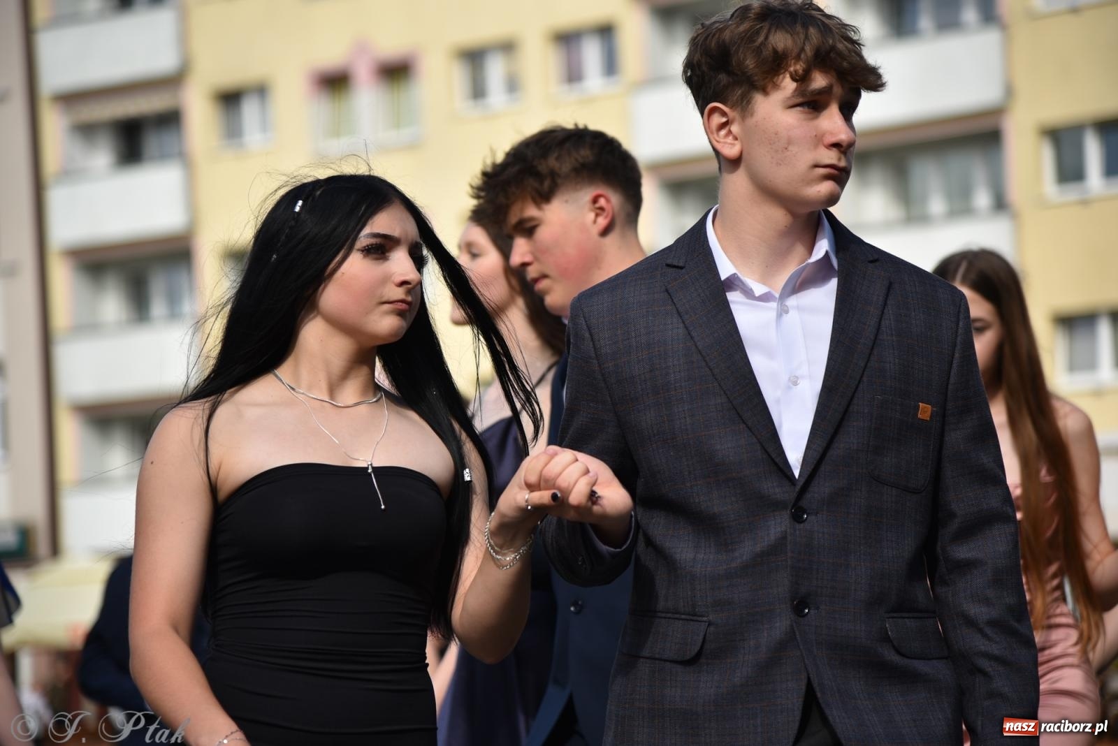 Zdjęcie w galerii na portalu naszraciborz.pl: Polonez ósmoklasistów z SP 18 na raciborskim rynku [FOTO i WIDEO] wiadomości z regionu