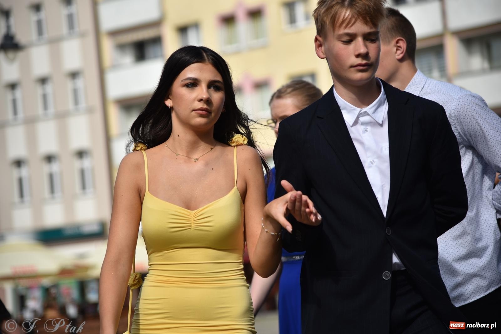 Zdjęcie w galerii na portalu naszraciborz.pl: Polonez ósmoklasistów z SP 18 na raciborskim rynku [FOTO i WIDEO] wiadomości z regionu