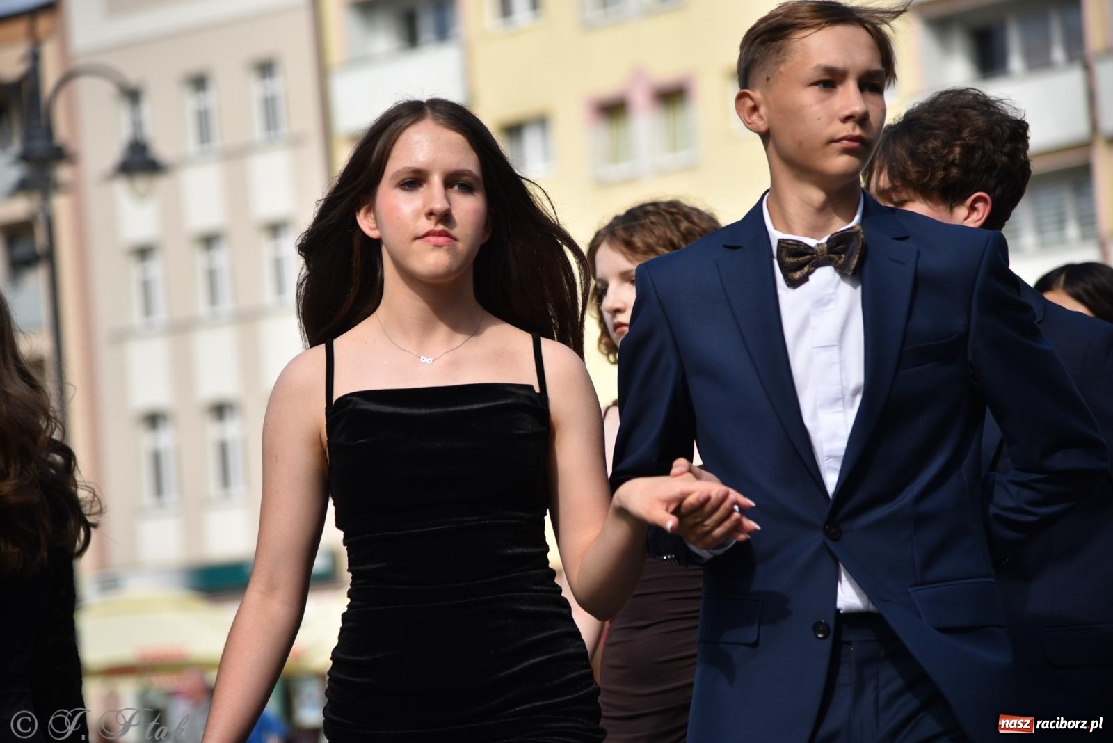 Zdjęcie w galerii na portalu naszraciborz.pl: Polonez ósmoklasistów z SP 18 na raciborskim rynku [FOTO i WIDEO] wiadomości z regionu