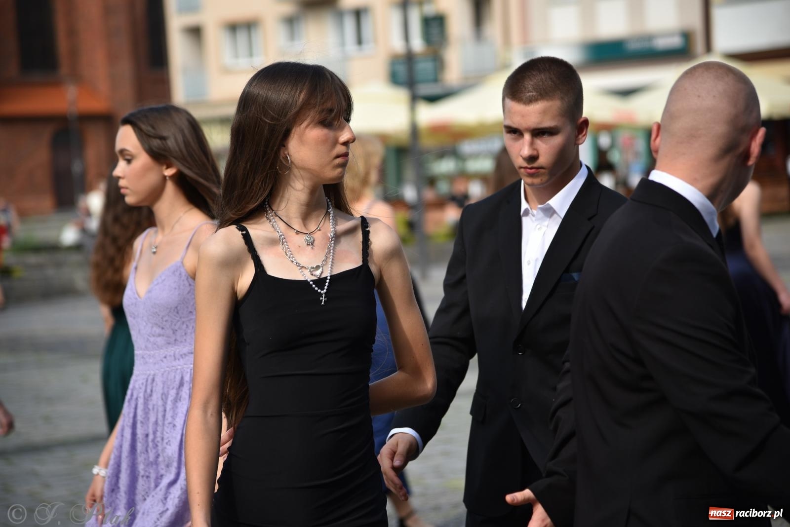 Zdjęcie w galerii na portalu naszraciborz.pl: Polonez ósmoklasistów z SP 18 na raciborskim rynku [FOTO i WIDEO] wiadomości z regionu