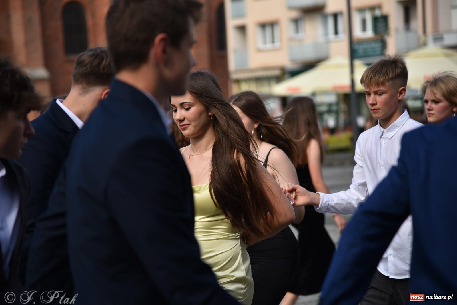 Zdjęcie w galerii na portalu naszraciborz.pl: Polonez ósmoklasistów z SP 18 na raciborskim rynku [FOTO i WIDEO] wiadomości z regionu