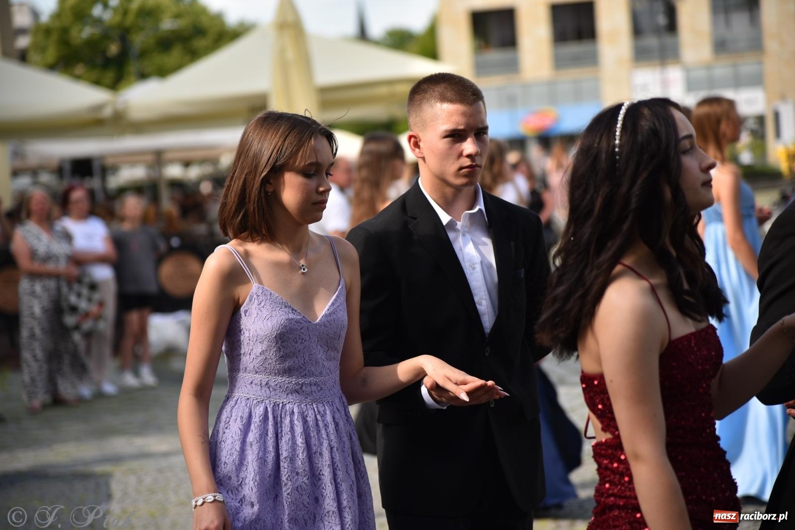 Zdjęcie w galerii na portalu naszraciborz.pl: Polonez ósmoklasistów z SP 18 na raciborskim rynku [FOTO i WIDEO] wiadomości z regionu