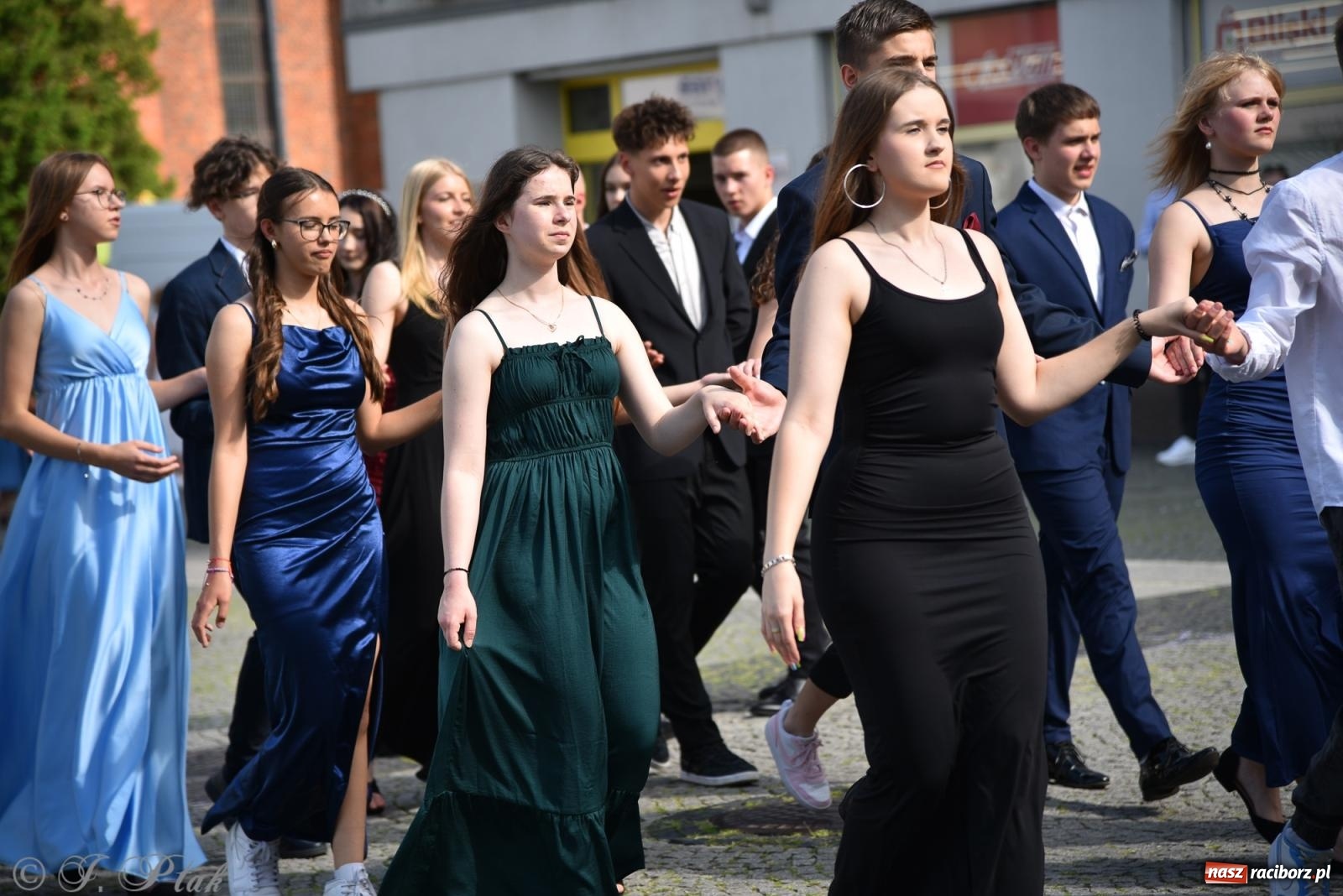 Zdjęcie w galerii na portalu naszraciborz.pl: Polonez ósmoklasistów z SP 18 na raciborskim rynku [FOTO i WIDEO] wiadomości z regionu