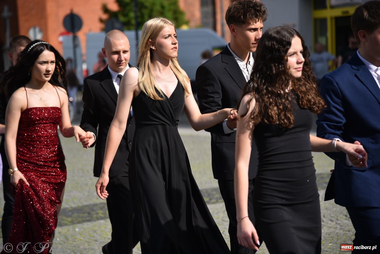 Zdjęcie w galerii na portalu naszraciborz.pl: Polonez ósmoklasistów z SP 18 na raciborskim rynku [FOTO i WIDEO] wiadomości z regionu