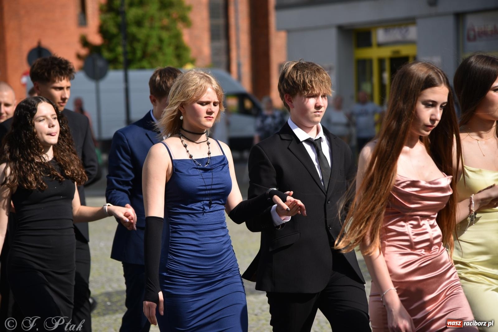 Zdjęcie w galerii na portalu naszraciborz.pl: Polonez ósmoklasistów z SP 18 na raciborskim rynku [FOTO i WIDEO] wiadomości z regionu