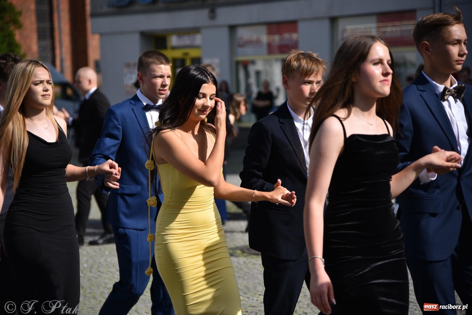 Zdjęcie w galerii na portalu naszraciborz.pl: Polonez ósmoklasistów z SP 18 na raciborskim rynku [FOTO i WIDEO] wiadomości z regionu