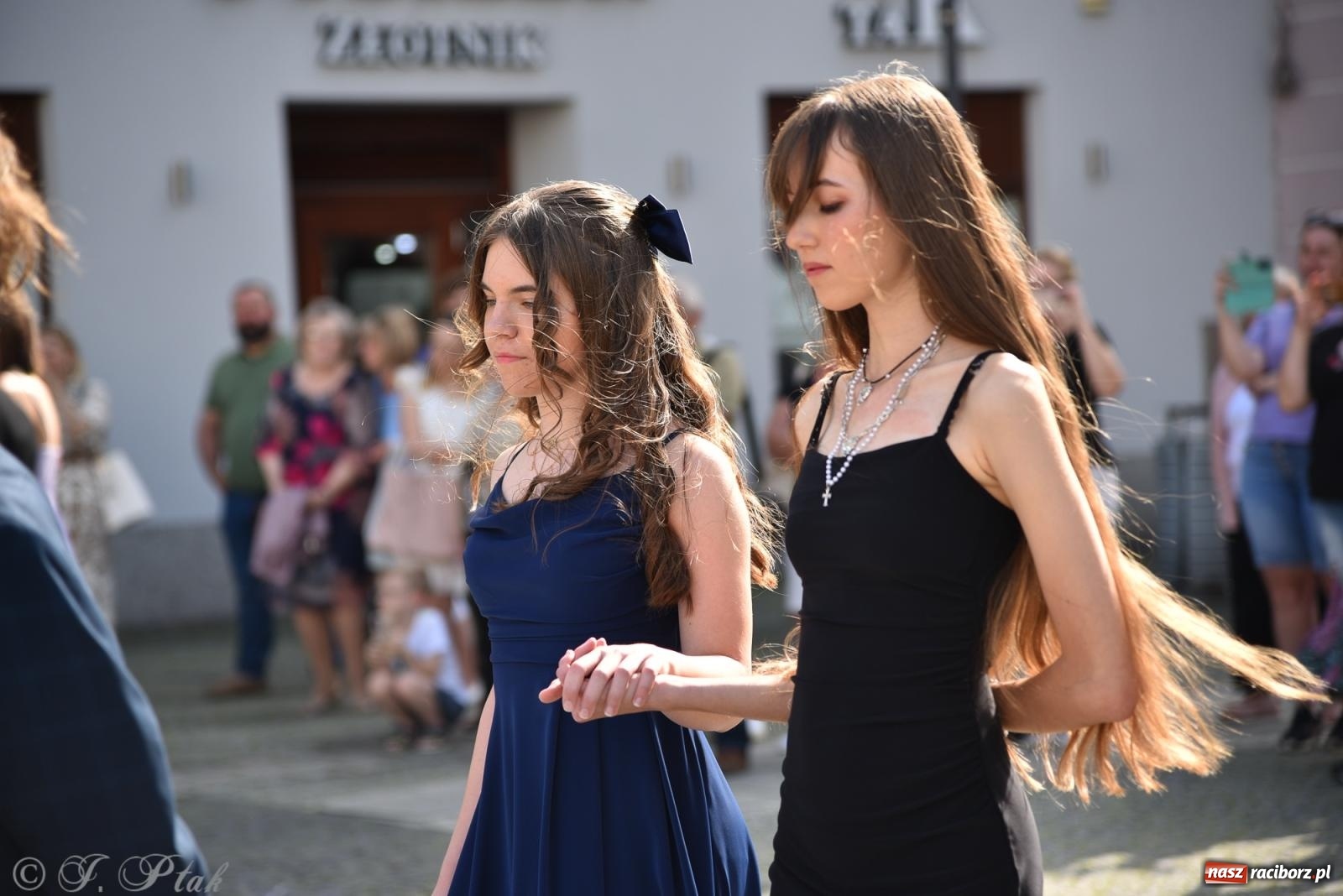 Zdjęcie w galerii na portalu naszraciborz.pl: Polonez ósmoklasistów z SP 18 na raciborskim rynku [FOTO i WIDEO] wiadomości z regionu