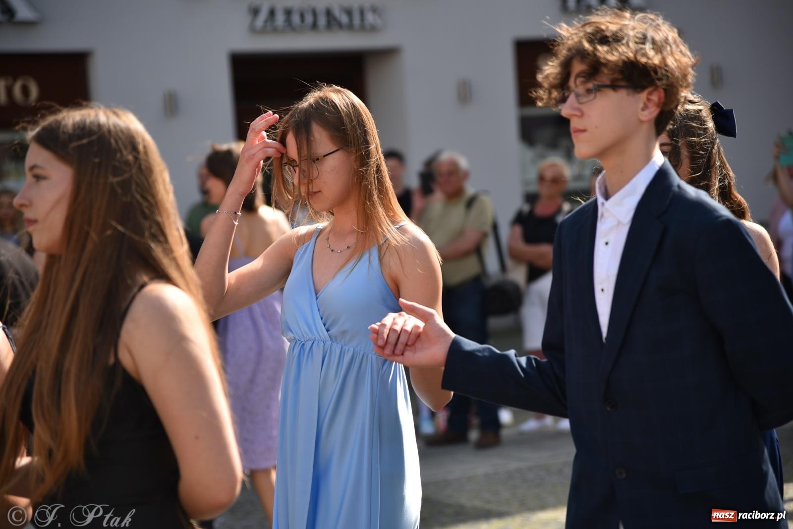 Zdjęcie w galerii na portalu naszraciborz.pl: Polonez ósmoklasistów z SP 18 na raciborskim rynku [FOTO i WIDEO] wiadomości z regionu