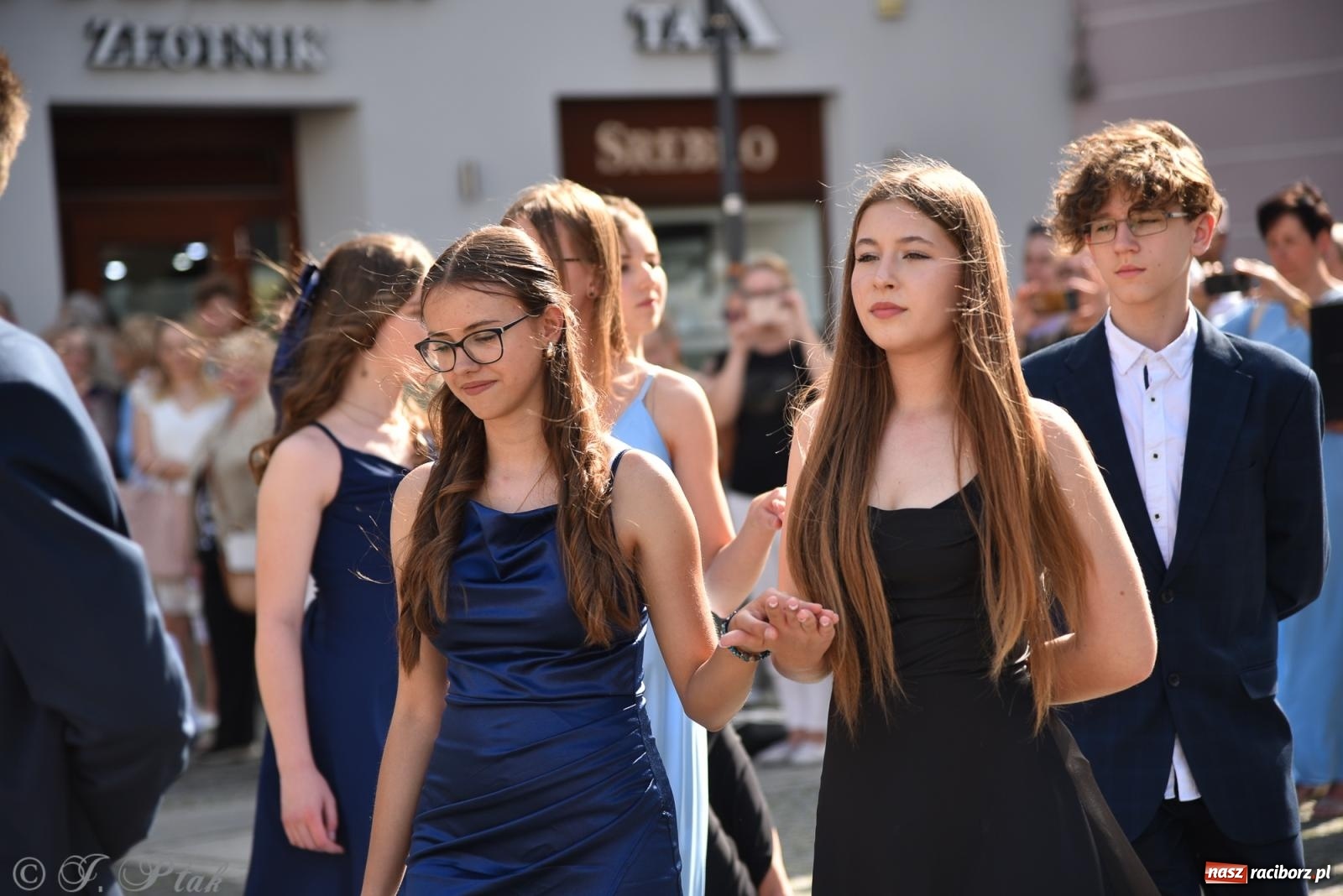 Zdjęcie w galerii na portalu naszraciborz.pl: Polonez ósmoklasistów z SP 18 na raciborskim rynku [FOTO i WIDEO] wiadomości z regionu