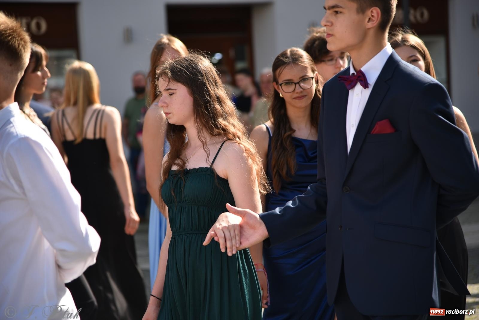 Zdjęcie w galerii na portalu naszraciborz.pl: Polonez ósmoklasistów z SP 18 na raciborskim rynku [FOTO i WIDEO] wiadomości z regionu