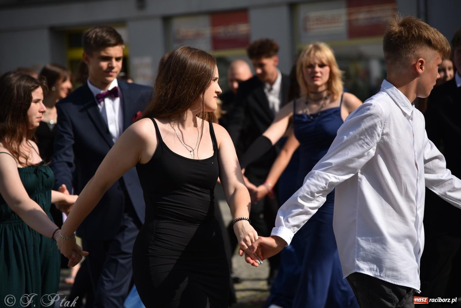 Zdjęcie w galerii na portalu naszraciborz.pl: Polonez ósmoklasistów z SP 18 na raciborskim rynku [FOTO i WIDEO] wiadomości z regionu